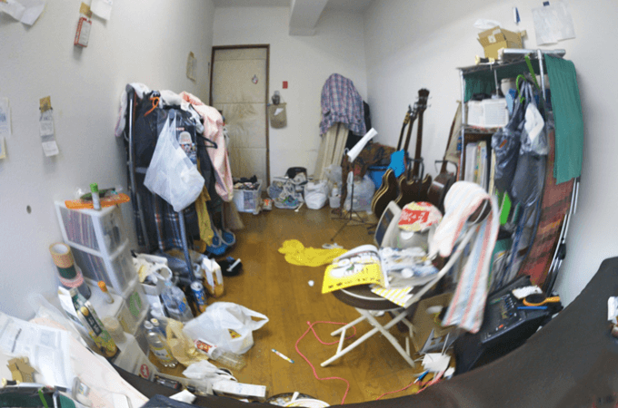 散らかった部屋