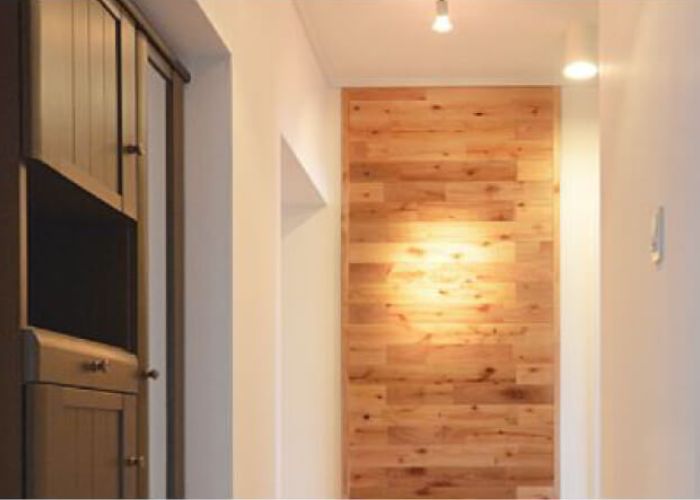 廊下の壁の一部に無垢材