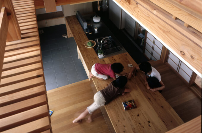 リビングでくつろぐ生活風景