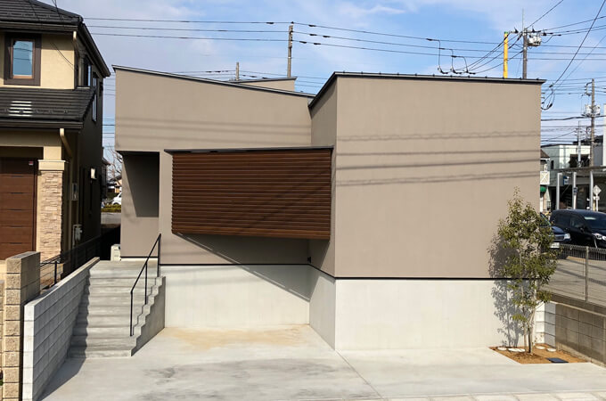 3方向が囲まれていて、土地の1面にしか窓が設けられなかったお家