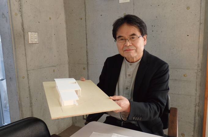模型を手にする宮本さん