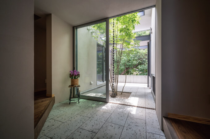 『借景の家』屋内から見た中庭