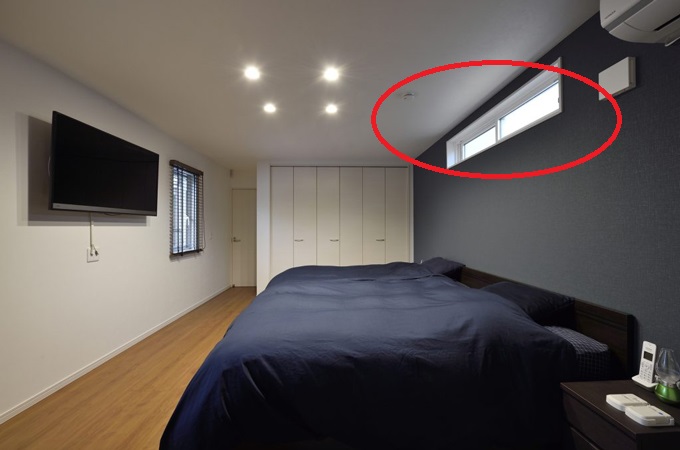 頭上に設置されたすべり出し窓