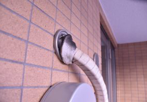 エアコンやガス、水道などの配管と壁の隙間