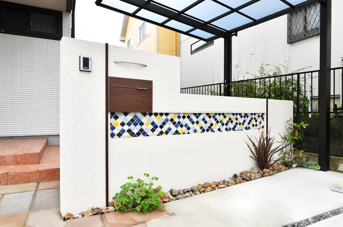 タイルが埋め込まれた門柱