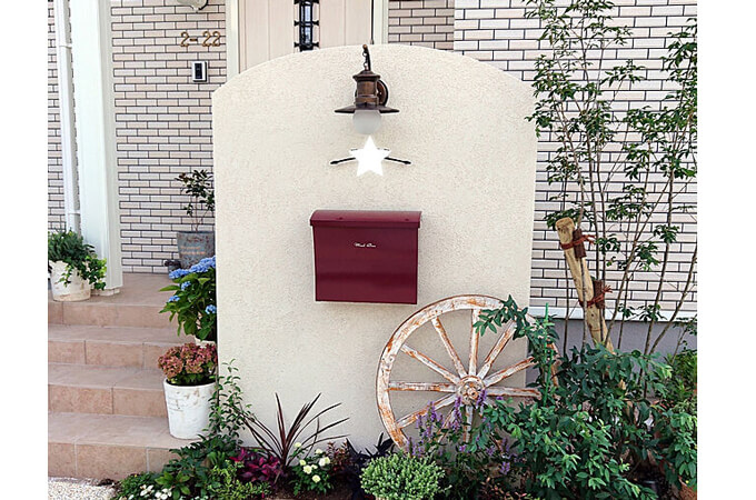 特徴のあるライトが印象的な造作門柱