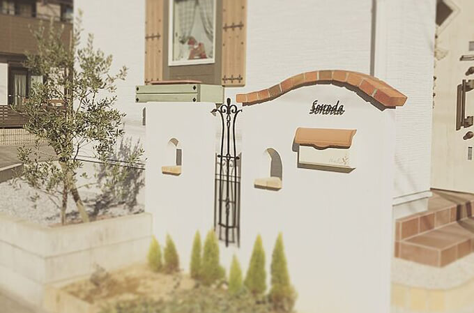 ポストが印象的な門柱