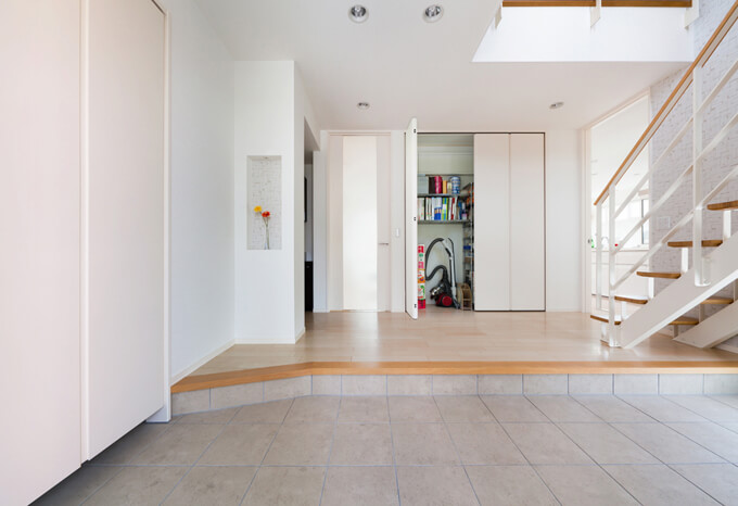 玄関近くの階段