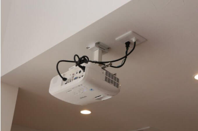 プロジェクター コンセントの位置