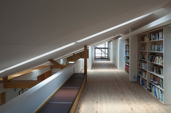 屋根裏部屋を読書スペースとして活用