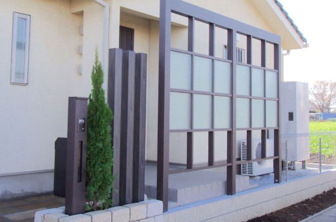 すりガラス調フェンス玄関前施工例