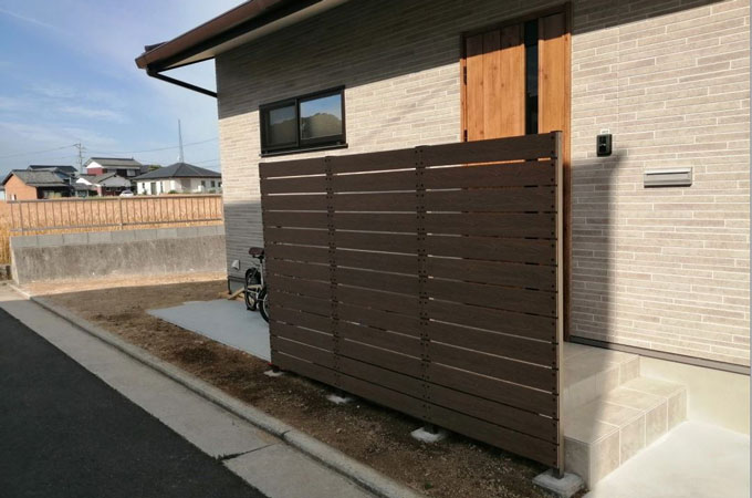 木目調フェンス玄関前施工事例