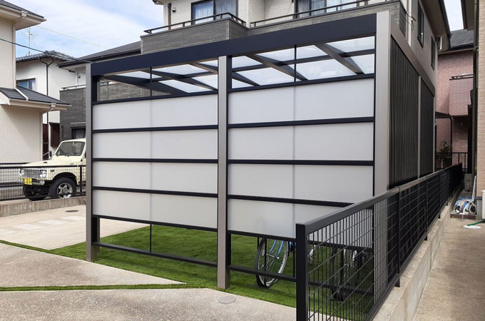 すりガラス調フェンス サイクルポート施工例