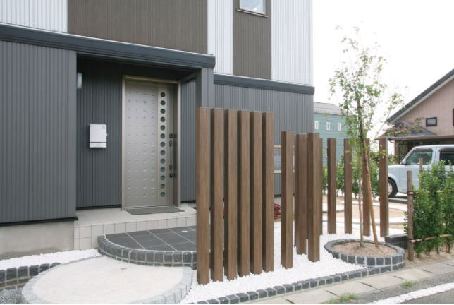 角材 玄関前施工例