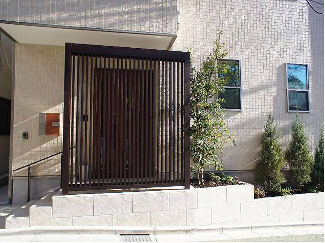 角材 玄関前施工例