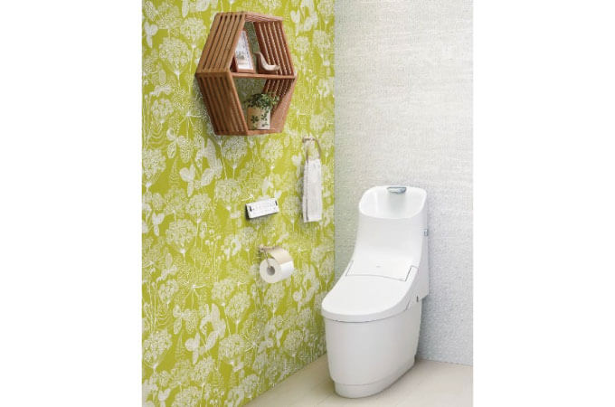 白い壁紙とグリーンの壁紙のトイレの事例