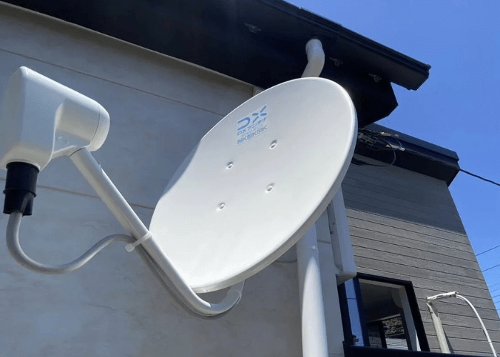 丸いお皿のような形をしたパラボラアンテナ。