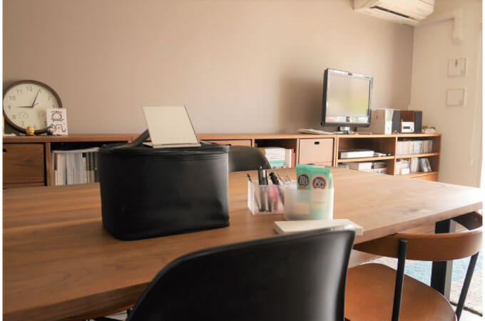 リビングで化粧をする事例