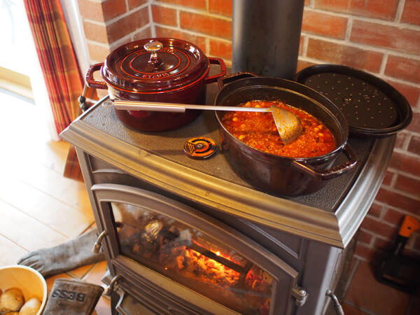 薪ストーブで料理