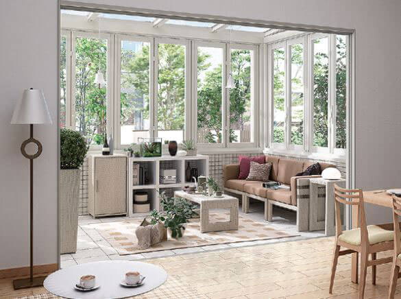 リビングの延長としてサンルームを設置した例