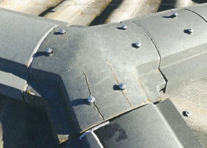 ビスが緩んでおり、一部ひび割れも発生している棟瓦